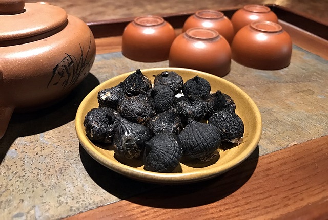 Tỏi đen c&oacute; nhiều hợp chất chống ung thư, gi&uacute;p tăng sức đề kh&aacute;ng cơ thể từ đ&oacute; l&agrave;m giảm nguy cơ ph&aacute;t triển c&aacute;c tế b&agrave;o ung thư đồng thời chống c&aacute;c gốc tự do.