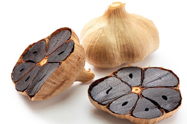 Tỏi đen l&agrave; một loại thực phẩm qu&yacute; v&agrave; n&ecirc;n được bổ sung v&agrave;o bữa cơm hằng ng&agrave;y.