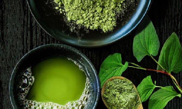 Kh&ocirc;ng chỉ l&agrave; m&oacute;n rau gia vị quen thuộc, rau diếp c&aacute; c&ograve;n được sử dụng nhiều trong c&aacute;c b&agrave;i thuốc Đ&ocirc;ng y