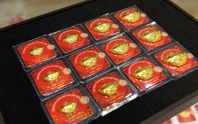 Gi&aacute; v&agrave;ng đều giảm cả ở thị trường trong v&agrave; ngo&agrave;i nước