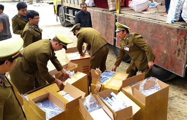 Trong ng&agrave;y 16/4, lực lượng QLTT xử l&yacute; 8 cơ sở kinh doanh vi phạm với tổng số tiền phạt hơn 350 triệu đồng