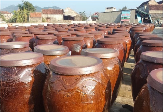 Nhắc đến mắm t&ocirc;m Thanh H&oacute;a th&igrave; kh&ocirc;ng thể bỏ qua l&agrave;ng nghề l&agrave;m mắm Kh&uacute;c Phụ