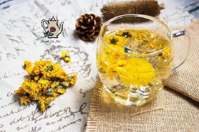 Tr&agrave; hoa c&uacute;c l&agrave; một trong c&aacute;c loại tr&agrave; gi&uacute;p ngủ ngon được nhiều người sử dụng