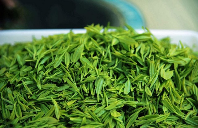 Mọi người c&oacute; thể uống tr&agrave; xanh để cải thiện hiệu quả giấc ngủ