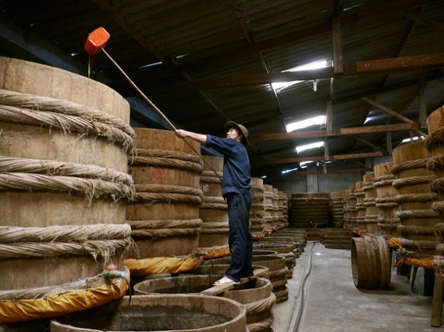 G&agrave;i n&eacute;n l&agrave; c&aacute;ch l&agrave;m phổ biến tại những v&ugrave;ng sản xuất nước mắm nổi tiếng ở Nha Trang, Phan Thiết, Ph&uacute; Quốc