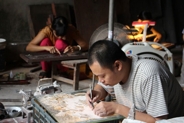 Nghề khảm trai được lưu giữ và phát huy là nhờ truyền thống cha truyền con nối