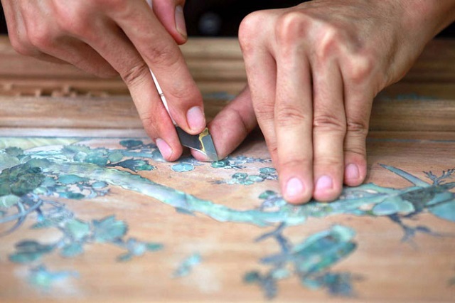 Các công đoạn khảm trai đều đòi hỏi sự kiên trì, khéo léo