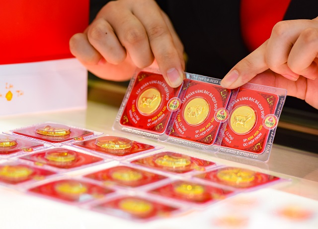 Gi&aacute; v&agrave;ng đồng loạt giảm tr&ecirc;n cả ở thị trường thế giới v&agrave; trong nước