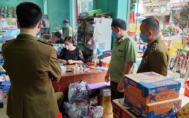 1.407 vụ vi phạm đ&atilde; bị lực lượng C&ocirc;ng an - Quản l&yacute; thị trường H&agrave; Nội ph&aacute;t hiện, xử l&yacute; trong th&aacute;ng 4/2020