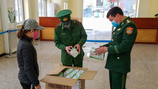 Cán bộ Hải quan kiểm tra việc vận chuyển khẩu trang qua cửa khẩu Tân Thanh, Lạng Sơn