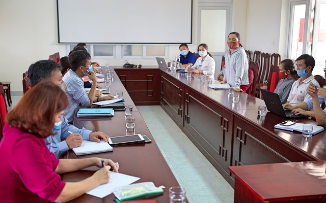 B&agrave; Ph&ugrave;ng Thị Tuyết Nhung đại diện ph&iacute;a người d&acirc;n n&ecirc;u quan điểm trong buổi trao đổi.