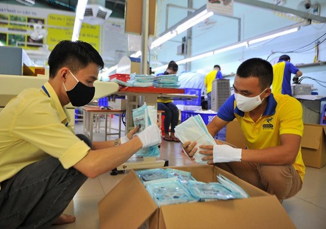 Ch&acirc;n dung anh Phạm Quang Anh đang l&agrave;m việc tại xưởng may quận T&acirc;n B&igrave;nh