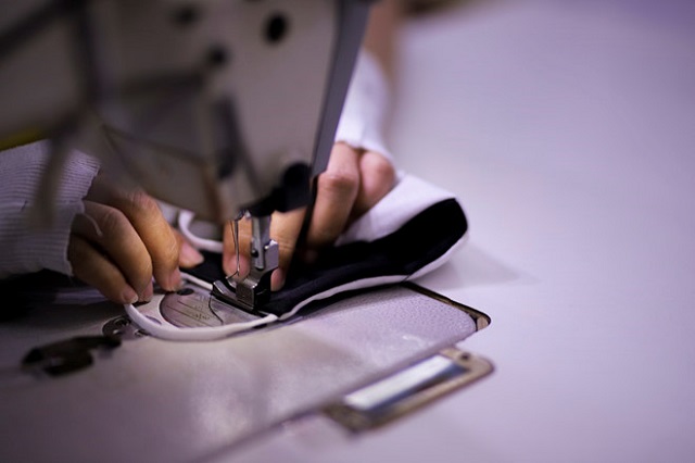 Anh Phạm Quang Anh cho biết: sản xuất khẩu trang vải kh&aacute;ng khuẩn đem lại con số doanh thu gấp 30 lần so với việc l&agrave;m quần &aacute;o đồng phục ở thời điểm trước dịch