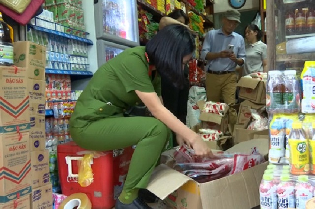 Lực lượng chức năng kh&aacute;m x&eacute;t cửa h&agrave;ng tại số nh&agrave; 24 Ho&agrave;ng Hoa Th&aacute;m