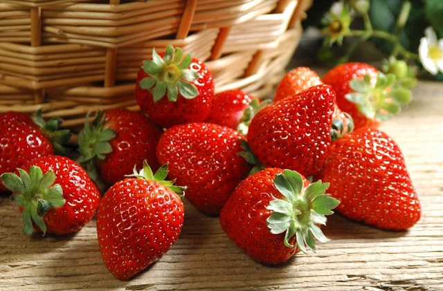 Quả d&acirc;u t&acirc;y chứa nhiều nguy&ecirc;n tố vi lượng kh&aacute;c nhau v&agrave; điều n&agrave;y rất c&oacute; &yacute; nghĩa về mặt dinh dưỡng, dưỡng sinh cũng như hỗ trợ điều trị bệnh cao huyết &aacute;p