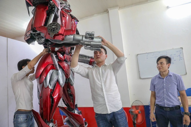 Dự &aacute;n Robot One tốn rất nhiều c&ocirc;ng sức của nh&oacute;m kỹ sư trẻ