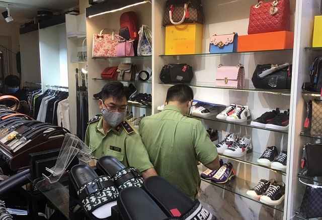 Lực lượng chức năng kiểm tra cửa h&agrave;ng kinh doanh thời trang ở Th&agrave;nh phố Hồ Ch&iacute; Minh