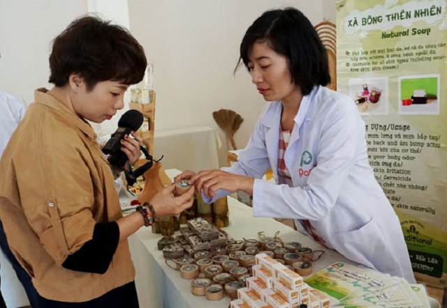 Chị Hằng giới thiệu các sản phẩm do mình làm ra tại Hội thảo Khởi nghiệp đổi mới sáng tạo Đắk Lắk