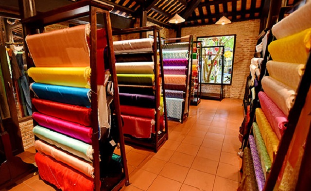 Sản phẩm lụa tơ tằm M&atilde; Ch&acirc;u c&oacute; m&agrave;u sắc tươi tắn, &oacute;ng ả v&agrave; mềm m&aacute;t