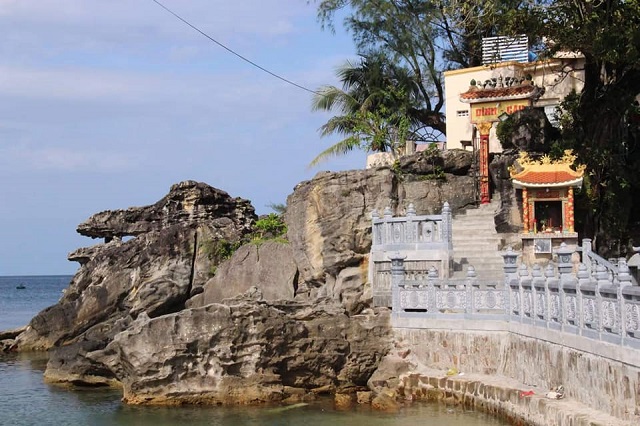 Dinh Cậu l&agrave; địa điểm t&acirc;m linh người d&acirc;n Ph&uacute; Quốc hay đến thắp hương cầu mong mưa thuận gi&oacute; h&ograve;a, người d&acirc;n ra khơi thuận lợi