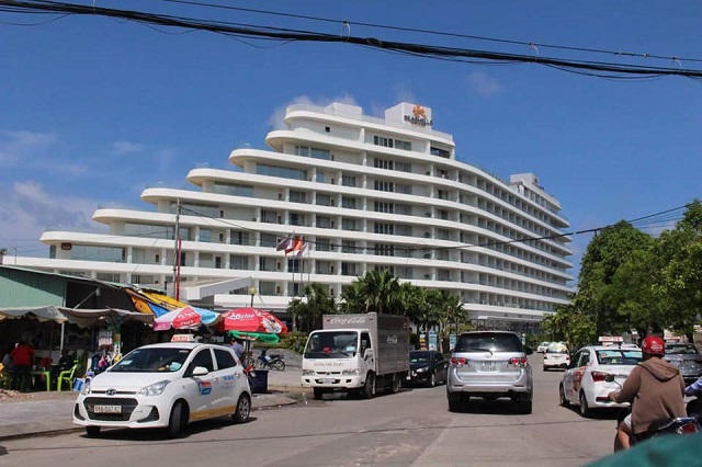 Đường Trần Hưng Đạo nổi tiếng l&agrave; con đường đắc địa, l&agrave; địa điểm cho du kh&aacute;ch dừng ch&acirc;n khi đi du lịch Ph&uacute; Quốc