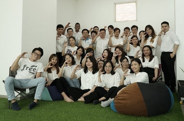 CEO Kazuki Kunimoto (ngoài cùng bên trái) và các nhân viên tại văn phòng TP Hồ Chí Minh