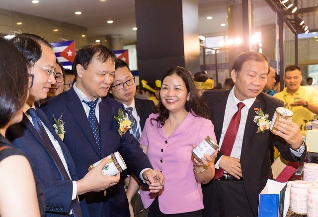 Thứ trưởng Bộ C&ocirc;ng Thương Đỗ Thắng Hải, Ph&oacute; Gi&aacute;m đốc Sở C&ocirc;ng Thương H&agrave; Nội Trần Thị Phương Lan c&ugrave;ng c&aacute;c đại biểu tham quan Gian h&agrave;ng Trung t&acirc;m thiết kế Việt Nam - H&agrave;n Quốc tại Hội chợ VietnamExpo 2019