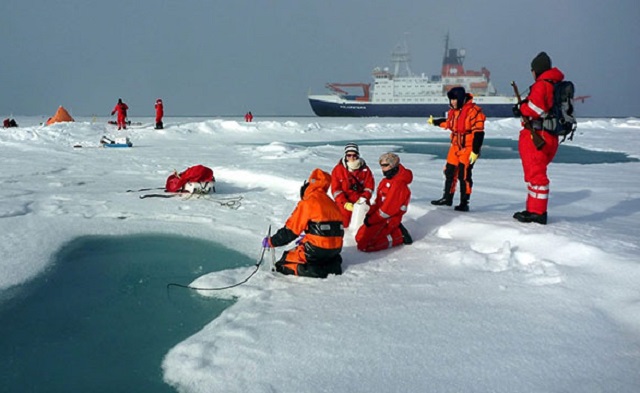 Các nhà khoa học thu thập mẫu băng ở Nam Cực