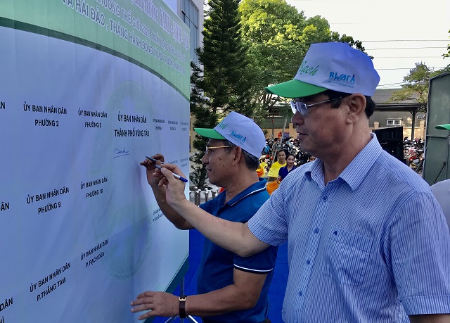 &Ocirc;ng Trần Đ&igrave;nh Khoa, Ủy vi&ecirc;n Ban Thường vụ Tỉnh ủy, B&iacute; thư Th&agrave;nh ủy Vũng T&agrave;u c&ugrave;ng l&atilde;nh đạo th&agrave;nh phố k&yacute; cam kết &ldquo;Thay đổi th&oacute;i quen ti&ecirc;u d&ugrave;ng, hạn chế sử dụng t&uacute;i ni l&ocirc;ng v&agrave; thải bỏ chất thải nhựa ra m&ocirc;i trường&rdquo;.