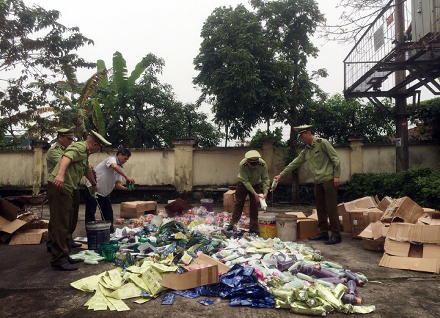 Đội QLTT số 4 ti&ecirc;u hủy hơn 3.700 sản phẩm mỹ phẩm kh&ocirc;ng r&otilde; nguồn gốc, xuất xứ