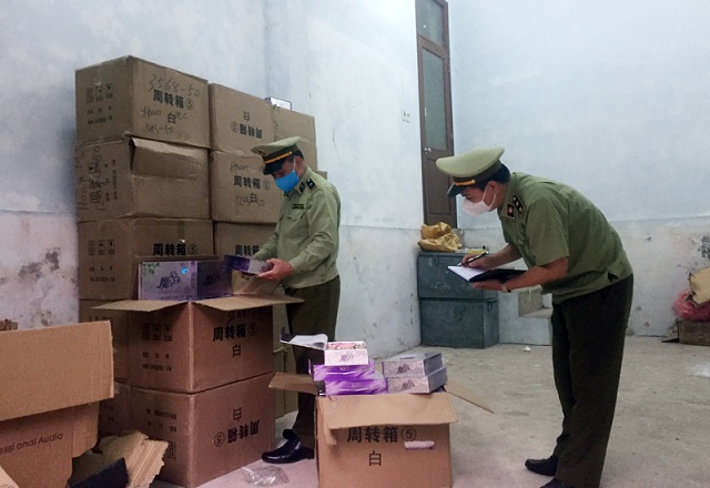 Bắt giữ l&ocirc; h&agrave;ng 18 th&ugrave;ng carton chứa 432 lọ mỹ phẩm kh&ocirc;ng r&otilde; nguồn gốc