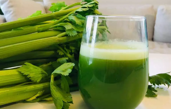 Kh&ocirc;ng ai c&oacute; thể phủ nhận t&aacute;c dụng giảm c&acirc;n của nước &eacute;p cần t&acirc;y, d&ugrave; vậy, khi sử dụng nước &eacute;p cần t&acirc;y giảm c&acirc;n cần ch&uacute; &yacute;