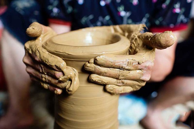 Hiện nay, muốn c&oacute; sản phẩm gốm để b&aacute;n th&igrave; người l&agrave;m gốm phải mua đất s&eacute;t để l&agrave;m