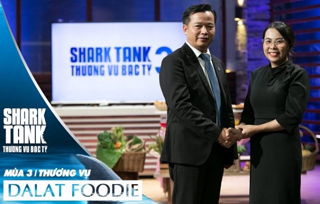 Shark Nguyễn Thanh Việt vừa đặt b&uacute;t k&yacute; kết đầu tư v&agrave;o DalatFoodie - Startup chuy&ecirc;n cung cấp thực phẩm hữu cơ