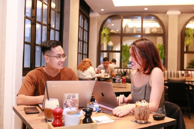 Qu&aacute;n c&agrave; ph&ecirc; h&uacute;t th&ecirc;m kh&aacute;ch nhờ từ bỏ ống h&uacute;t nhựa