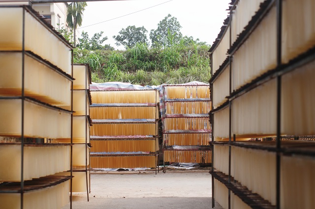 Những ch&ograve;ng b&aacute;nh đa nem được người d&acirc;n phơi tr&ecirc;n những con đường, hẻm ng&otilde; từ đầu l&agrave;ng đến cuối l&agrave;ng