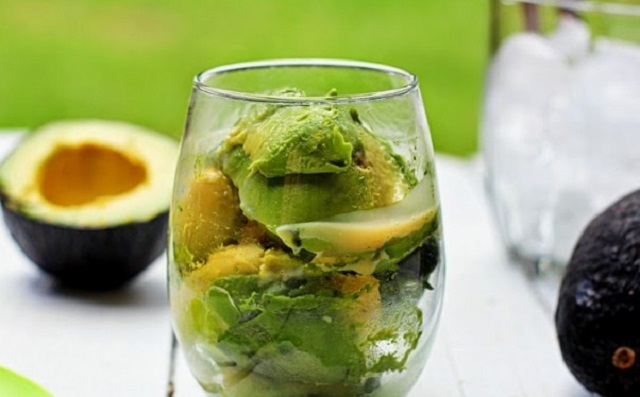 những người kh&ocirc;ng n&ecirc;n ăn bơ