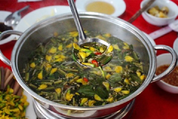 Nồi lẩu cá linh dung dị đời thường với màu vàng của bông điển điển