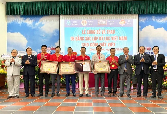gốm đất việt đ&oacute;n nhận 6 kỷ lục quốc gia