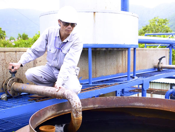 Công nhân Trạm Cung cấp nước Côn Đảo kiểm tra, vận hành hệ thống máy xử lý nước
