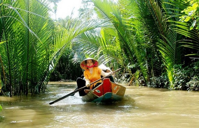 C&ugrave; lao T&acirc;n Quy nằm giữa d&ograve;ng s&ocirc;ng Hậu, nơi c&oacute; diện t&iacute;ch phần lớn thuộc huyện Tr&agrave; &Ocirc;n, tỉnh Vĩnh Long v&agrave; một phần nhỏ thuộc huyện Cầu K&egrave;, tỉnh Tr&agrave; Vinh