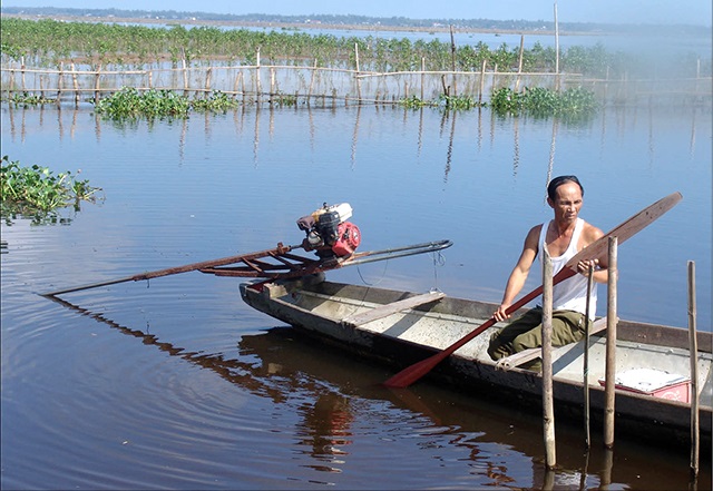 Thả hơn 58.000 giống t&ocirc;m s&uacute; v&agrave; 2.000 cua giống xuống đầm ph&aacute;