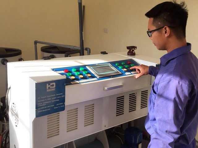 Công nhân Nhà máy cấp nước BắcThạch Hà vận hành thiết bị, đảm bảo cấp nước cho người dân