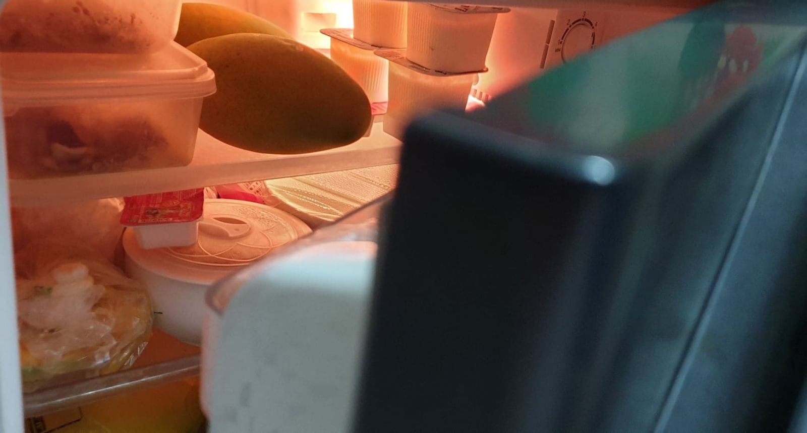 Mở cửa ra v&agrave;o, đ&oacute;ng mở tủ lạnh nhiều lần lượng điện ti&ecirc;u thụ c&oacute; thể tăng đến 17%