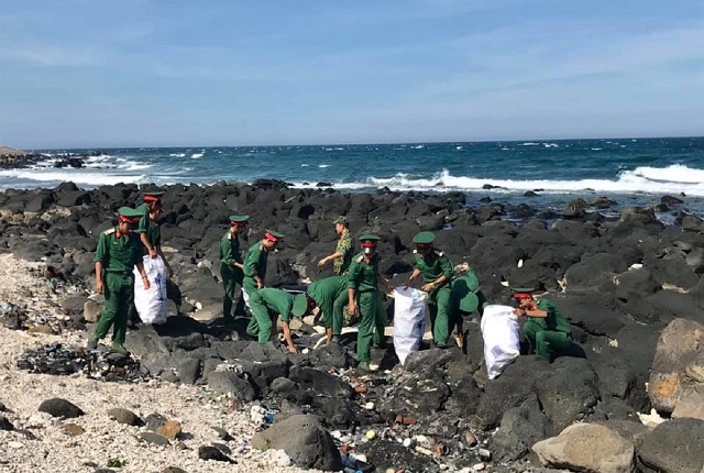 Vệ sinh m&ocirc;i trường, thu gom r&aacute;c thải tr&ecirc;n đảo