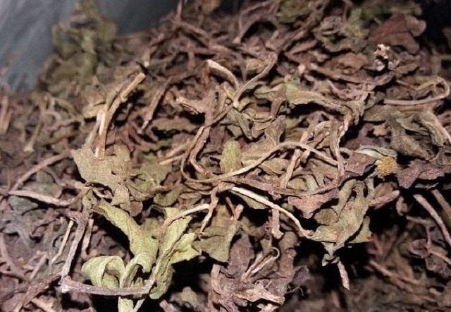 Sắc nước s&agrave;i đất kh&ocirc; trị mụn rất hiệu quả