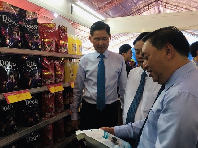Các đại biểu tham quan các gian hàng tham gia chương trình kích cầu tiêu dùng TP Hồ Chí Minh năm 2020