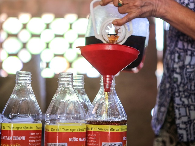 Người d&acirc;n Tam Thanh đang nỗ lực để x&acirc;y dựng thương hiệu cho l&agrave;ng nghề nước mắm Tam Thanh