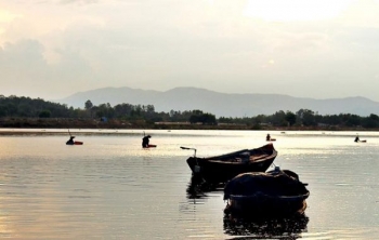 Mưu sinh trên dòng sông Thoa