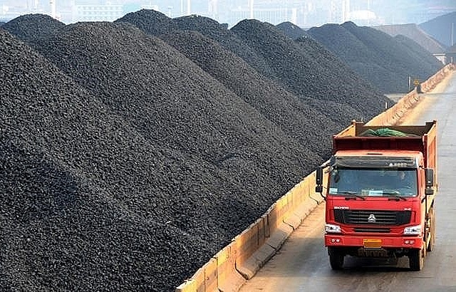 Gi&aacute; than thế giới giảm 20% trong 6 th&aacute;ng đầu năm 2020